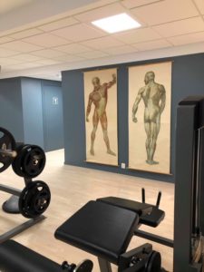 To bilder av muskler i treningsstudio